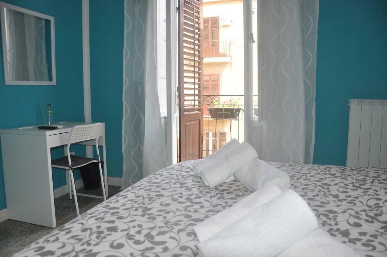 *** Couette-café Jennys place Palerme Italie